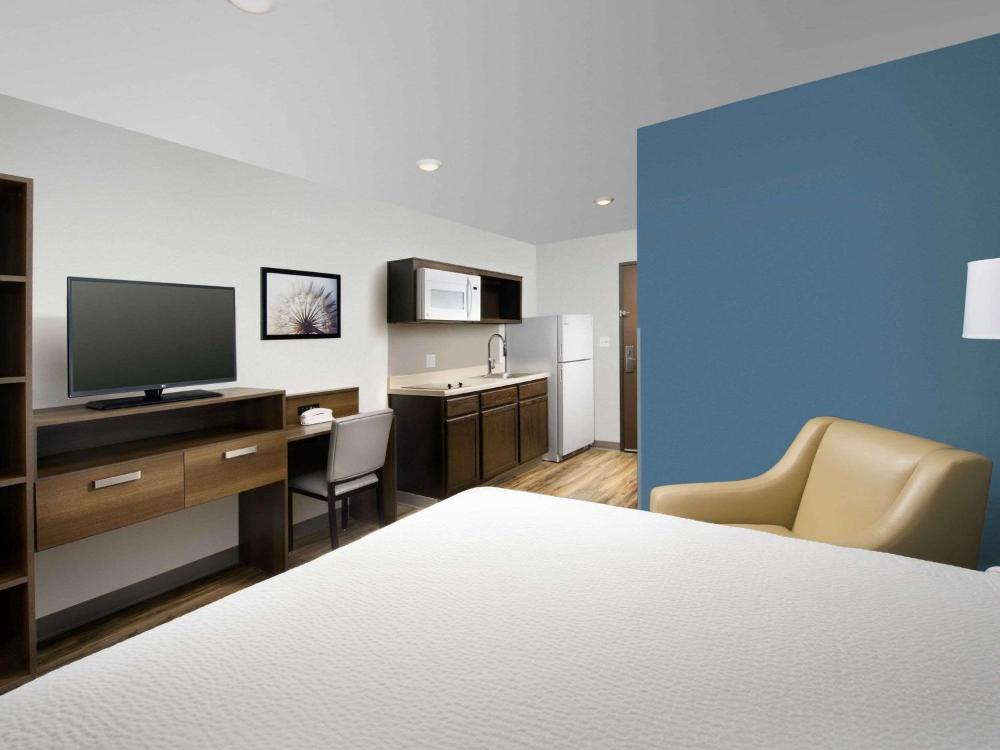 Queen Room with Roll-In Shower - Disability Access/Non-Smoking interior